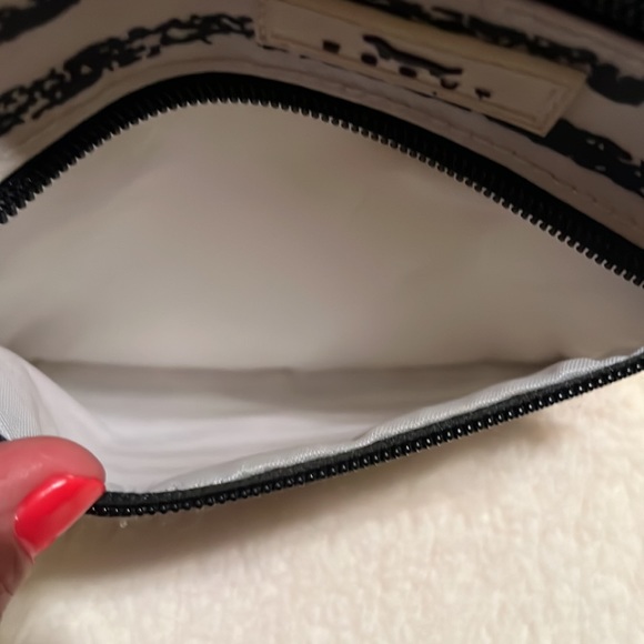 SCOUT Minnie Mouse Crossbody Bag - Picture 7 of 11